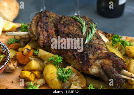 Arrosto di agnello con spalla cotta vegs, Chiudi vista Foto Stock