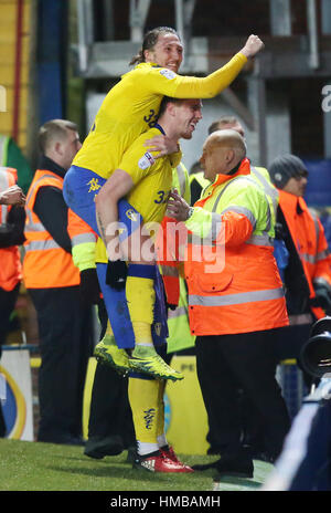 Leeds United's Pontus Jansson (destra) celebra il suo punteggio i lati secondo obiettivo durante il cielo di scommessa match del campionato a Ewood Park di Blackburn. Foto Stock