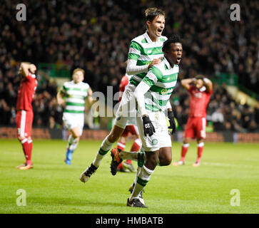 Il Celtic Dedryck Boyata celebra con il compagno di squadra di Mikael Lustig dopo aver segnato il suo lato del primo obiettivo del gioco durante la Ladbrokes Premiership scozzese corrispondono al Celtic Park di Glasgow. Foto Stock