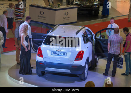 KIEV, UCRAINA - 29 Maggio: visitatori visitare prima presentazione della nuova vettura modello mini SUV Chevrolet Tracker sul display dell' ISA 2013 Kyiv International Motor Foto Stock