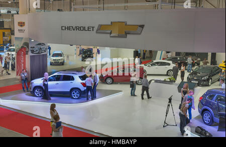 KIEV, UCRAINA - 29 Maggio: visitatori visitare lo stand Chevrolet con diversi nuovi modelli di automobili sul display dell' ISA 2013 Kyiv International Motor Show di Ospiti int Foto Stock