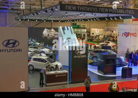 KIEV, UCRAINA - 29 Maggio: visitatori visitare lo stand Hyundai con diversi nuovi modelli di automobili sul display dell' ISA 2013 Kyiv International Motor Show di Internatio Foto Stock