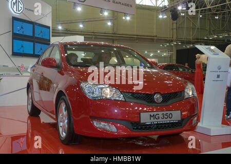 KIEV, UCRAINA - 29 Maggio: visitatori visitare nuovi Morris Garages MG 350 modello di auto sul display dell' ISA 2013 XXI Kyiv International Motor Show nel ristorante Foto Stock