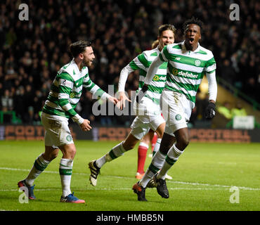 Il Celtic Dedryck Boyata punteggio celebra il suo lato del primo obiettivo del gioco con i compagni di squadra Patrick Roberts e Mikael Lustig durante la Ladbrokes Premiership scozzese corrispondono al Celtic Park di Glasgow. Foto Stock