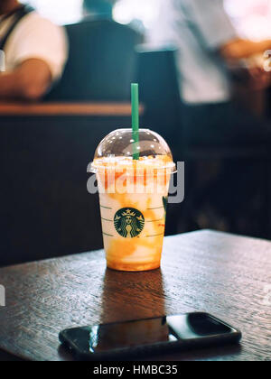 Bangkok, Thailandia - Dic 25, 2016 : una tazza di caffè Starbucks bevande. iced latte Teavana e mobilephone sfondo. Foto Stock