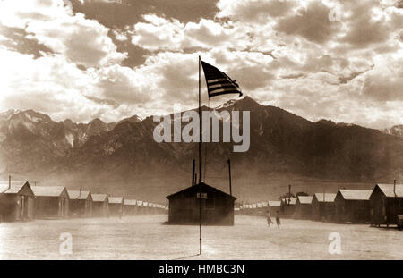 Tempesta di polvere a questo War Relocation Authority centro dove gli sfollati di ascendenza giapponesi stanno trascorrendo la durata. Manzanar, California. Luglio 3, 1942. Dorothea Lange. (WRA) Foto Stock