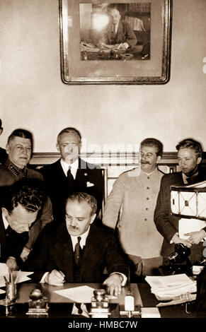 Il Ministro degli esteri sovietico Molotov segni il German-Soviet nonaggression patto; Joachim von Ribbentrop e Josef Stalin stare dietro di lui, Mosca, 23 agosto 1939. Von Ribbentrop collezione. (Record di stranieri sequestrati) Nara il file #: 242-JRPE-44 guerra & CONFLITTO PRENOTA #: 990 Foto Stock