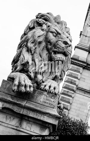 Lion statua dello scultore Tommaso Milnes Tito sali , villaggio di Saltaire , West Yorkshire , Inghilterra Foto Stock