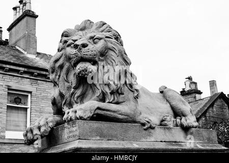 Lion statua dello scultore Tommaso Milnes Tito sali , villaggio di Saltaire , West Yorkshire , Inghilterra Foto Stock