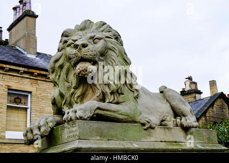 Lion statua dello scultore Tommaso Milnes Tito sali , villaggio di Saltaire , West Yorkshire , Inghilterra Foto Stock