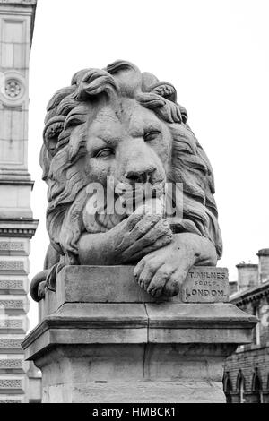 Lion statua dello scultore Tommaso Milnes Tito sali , villaggio di Saltaire , West Yorkshire , Inghilterra Foto Stock