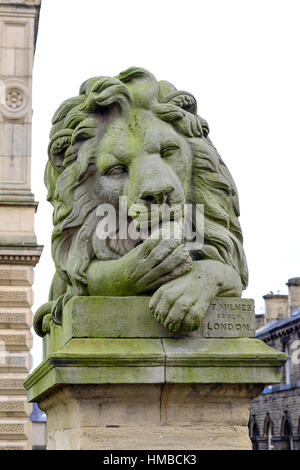 Lion statua dello scultore Tommaso Milnes Tito sali , villaggio di Saltaire , West Yorkshire , Inghilterra Foto Stock