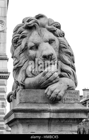 Lion statua dello scultore Tommaso Milnes Tito sali , villaggio di Saltaire , West Yorkshire , Inghilterra Foto Stock