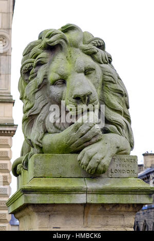 Lion statua dello scultore Tommaso Milnes Tito sali , villaggio di Saltaire , West Yorkshire , Inghilterra Foto Stock