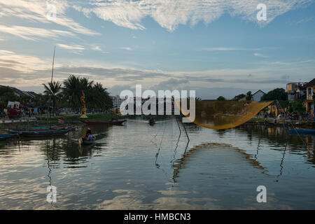 La pesca tradizionale net sul fiume Thu Bon, Hoi An, Vietnam Foto Stock