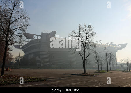 Milano, MI, Italia - 9 Dicembre 2016: grande calcio italiano stadio denominato Stadio Meazza, ma comunemente noto come San Siro con la nebbia Foto Stock