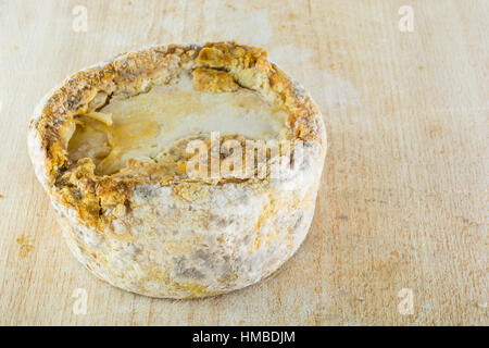 La forma di formaggio a pasta dura di una crosta bloomy latte di capra, il gelo crosta, di trattamento attraverso un apposito stampo del genere Penicillium, come Penicillium camemb Foto Stock