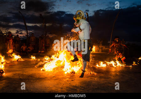 Uluwatu - MARZO 15: Balinese tradizionale danza Kecak al Tempio di Uluwatu sul Mar 15, 2015, Bali, Indonesia. Kecak (noto anche come Ramayana Monkey Chant) ho Foto Stock