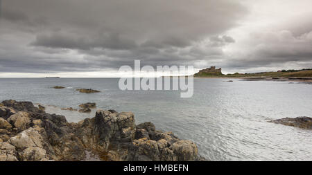 Il castello di Bamburgh Seascape Foto Stock