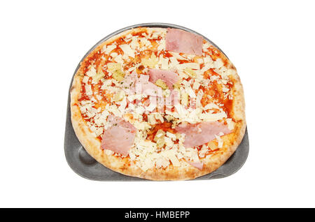 Il prosciutto crudo e ananas pizza in imballaggio isolato contro bianco Foto Stock