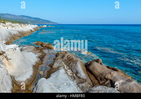 Mattinata estiva Sithonia costa rocciosa del paesaggio (Chalcidice, Grecia). Foto Stock