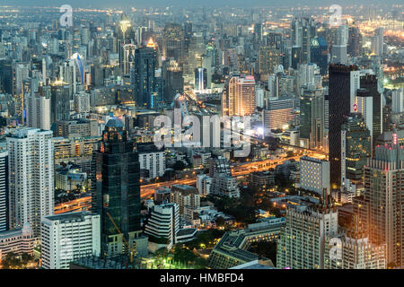 Skyline e la città al crepuscolo, Bangkok, Thailandia, Asia Foto Stock