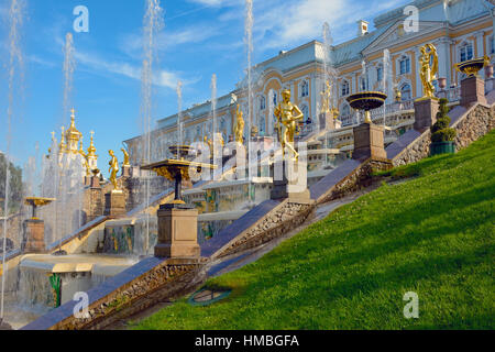 Peterhof, fontane e statue della grande cascata Foto Stock