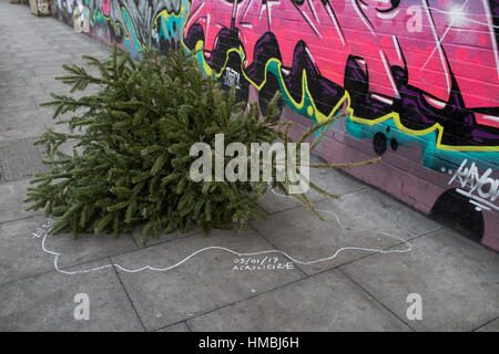 Redchurch Street. East London.gettato albero di Natale con un gesso tracciato sul marciapiede. Foto Stock