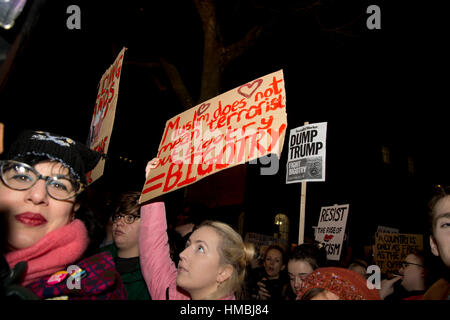 Whitehall. Protesta contro Donald Trump il divieto di viaggio per i musulmani. Una donna che tiene un cartello che diceva "uslim non significa terrorista significa bigottismo'. Foto Stock
