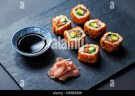 Salmone e sushi di tonno su nero piastra di ardesia Foto Stock