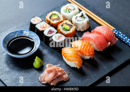 Salmone e sushi di tonno su nero piastra di ardesia Foto Stock