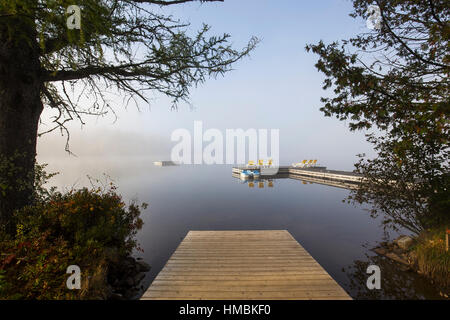 Vista di un imbarcadero il lac-superieur, foschia mattutina con la nebbia, laurentides, Mont-tremblant, quebec, Canada Foto Stock