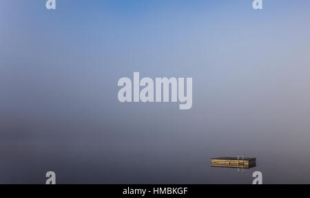 Vista di un imbarcadero il lac-superieur, foschia mattutina con la nebbia, laurentides, Mont-tremblant, quebec, Canada Foto Stock