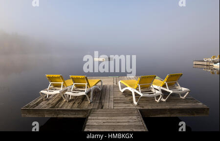 Vista di un imbarcadero il lac-superieur, foschia mattutina con la nebbia, laurentides, Mont-tremblant, quebec, Canada Foto Stock