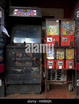 Vecchio vintage a gettone di gioco del computer computer giocare con gettoni caramella gommosa macchina giocattolo Foto Stock