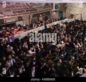 MERON, Israele - 18 Maggio 2014: ebrei ortodossi danza al hillulah annuale del Rabbino Shimon bar Yochai, in Meron, sul gruppo LAG BaOmer vacanza. Si tratta di un annua Foto Stock