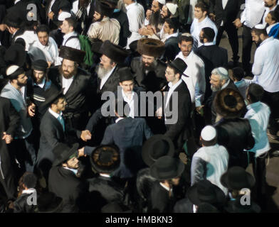 MERON, Israele - 18 Maggio 2014: ebrei ortodossi danza al hillulah annuale del Rabbino Shimon bar Yochai, in Meron, sul gruppo LAG BaOmer vacanza. Si tratta di un annua Foto Stock