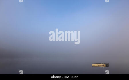 Vista di un imbarcadero il lac-superieur, foschia mattutina con la nebbia, laurentides, Mont-tremblant, quebec, Canada Foto Stock