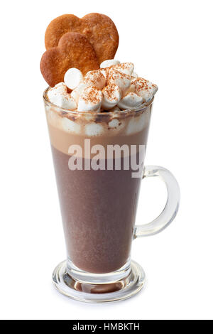 Cioccolata calda con marshmallows e biscotti allo zenzero in tazza di vetro su bianco Foto Stock