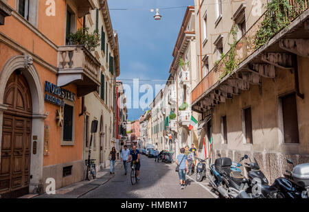 VERONA, Italia - 5 Settembre 2015: bella italiana street con i suoi negozi e le macchine parcheggiate e scooter in Verona, Italia. Foto Stock