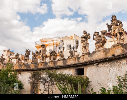 Si tratta di famose statue grottesche di volti umani che decorano il giardino e la parete della Villa Palagonia o la Villa di Monstersnear Palermo, Sicilia, ho Foto Stock