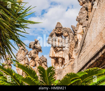 Si tratta di famose statue grottesche di volti umani che decorano il giardino e la parete della Villa Palagonia o la villa dei mostri vicino a Palermo, Sicilia, Foto Stock