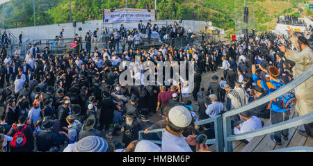 MERON, Israele - 26 Maggio 2016: vista panoramica di una folla di Giudei ortodossi, frequentando e balli presso il hillulah annuale del Rabbino Shimon bar Yochai, in Foto Stock