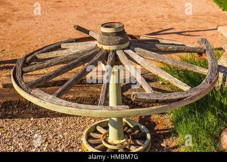 Vintage in legno Ruota di carro sul display Foto Stock