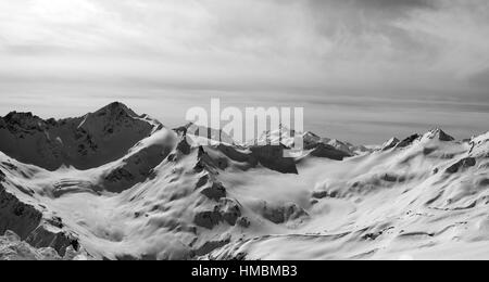 Bianco e nero panorama delle montagne del Caucaso in snow sera d'inverno. Elbrus regione. Vista dall'Elbrus. Foto Stock