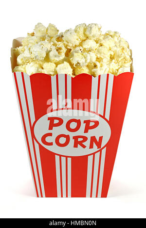 Il popcorn in un contenitore di cartone isolati su sfondo bianco Foto Stock