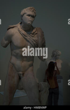 Un uomo scultura in marmo nel Museo Archeologico Nazionale, Exarcheia, Atene, Grecia Foto Stock