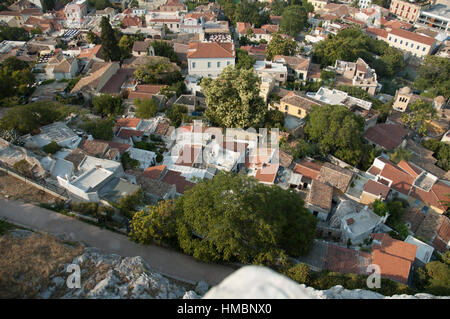 Vista aerea del dipinto di bianco di strade strette e piccole case di Anafiotika tradizionale quartiere di Plaka, Atene Grecia Grecia, Europa Foto Stock