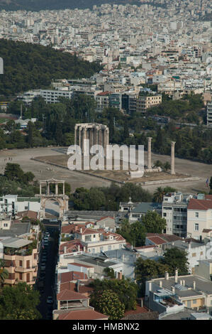 Vista di Atene e Tempio di Zeus Olimpio come si vede dall'Acropolis, Grecia, Europa Foto Stock