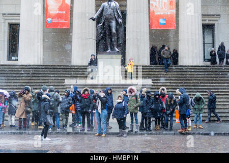 Intrepid turisti coraggioso il freddo e la neve di fronte alla Federal Hall di New York martedì, 31 gennaio 2017. La neve si snodano dal tardo pomeriggio lasciando solo circa un pollice nella città. (© Richard B. Levine) Foto Stock